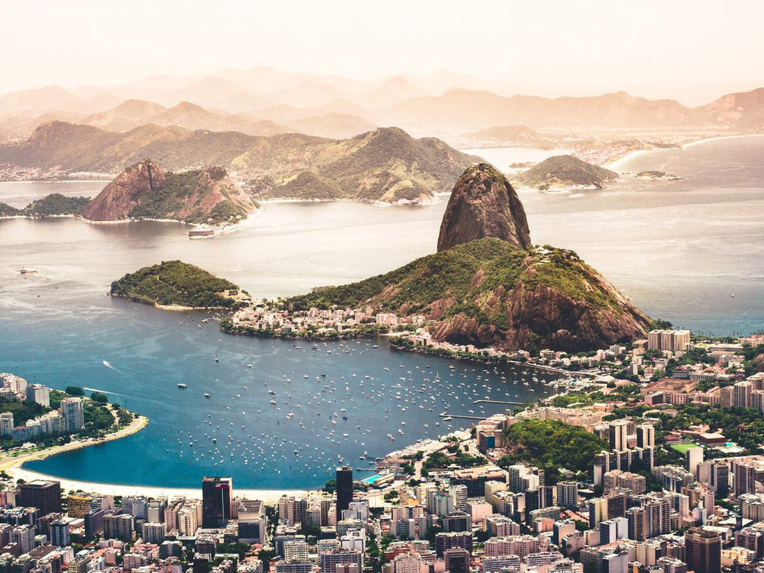 Vista aérea do Rio de Janeiro com a Baía de Guanabara