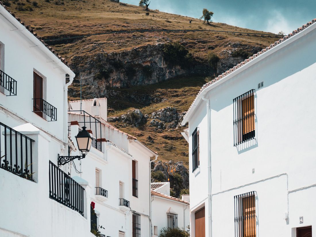 Casas brancas de um vilarejo espanhol encostado na montanha